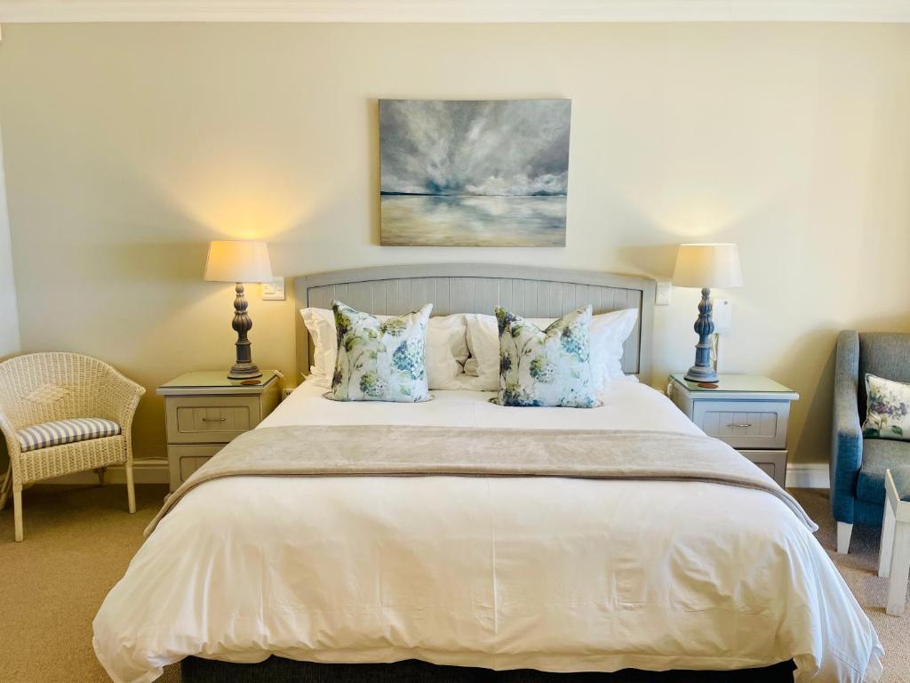 King bedroom suite at Tremezzo Villa