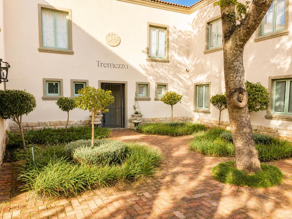 Exterior garden entrance at Tremezzo Plett
