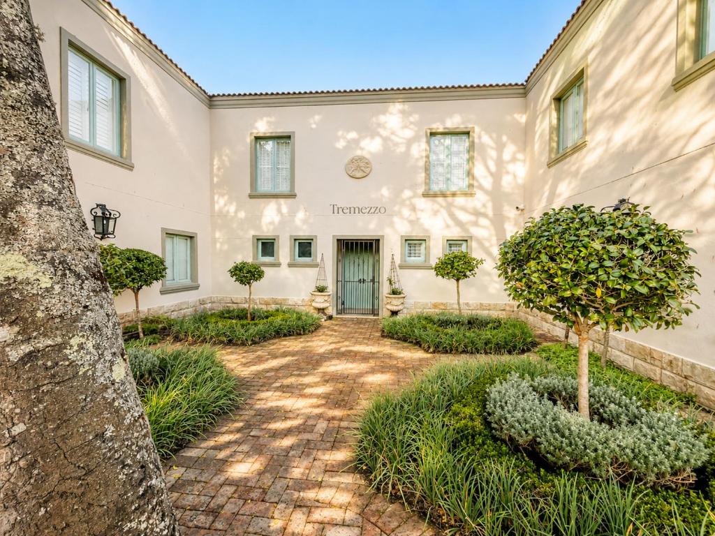 Courtyard garden at Tremezzo Plett