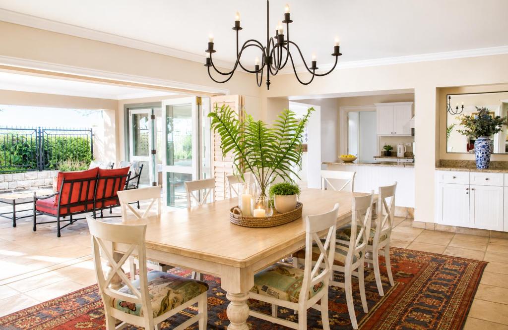 Dining room and patio at Tremezzo Plett