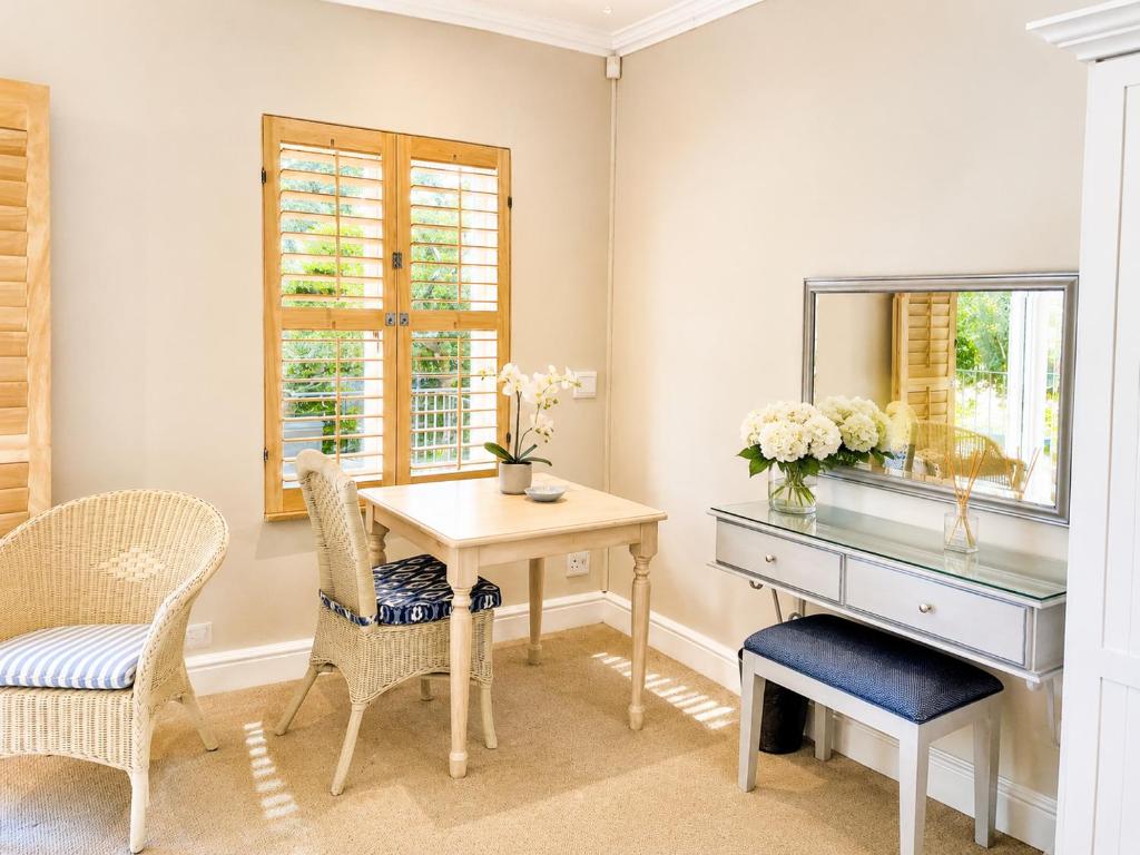 Bedroom writing nook at Tremezzo Plett