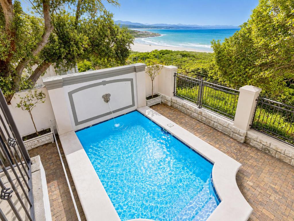 Pool courtyard at Tremezzo Plett