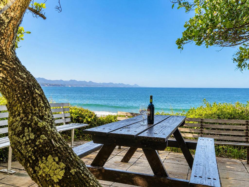 Picnic bench by the beach at Tremezzo Plett