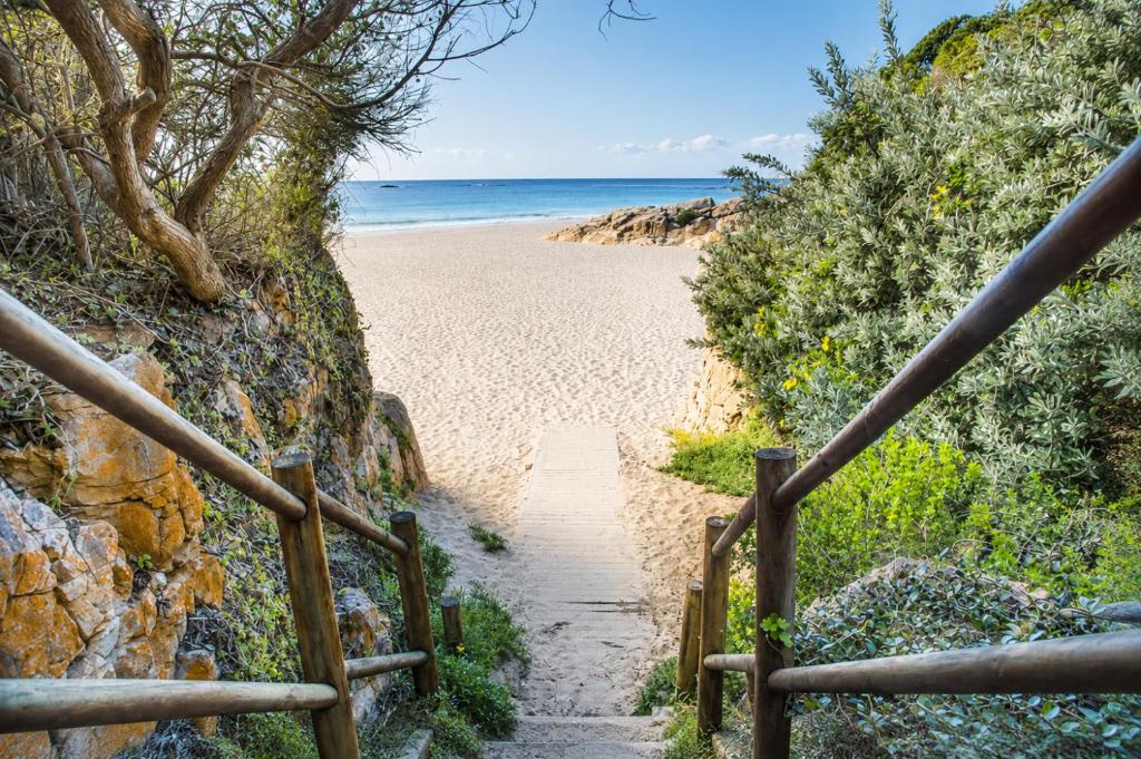 Private beach stairs at Tremezzo Plett