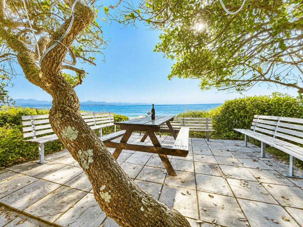 Terrace picnic spot at Tremezzo Plett