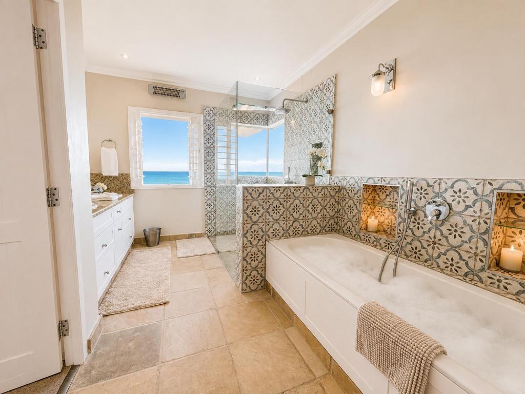 Bathroom with sea view at Tremezzo Plett