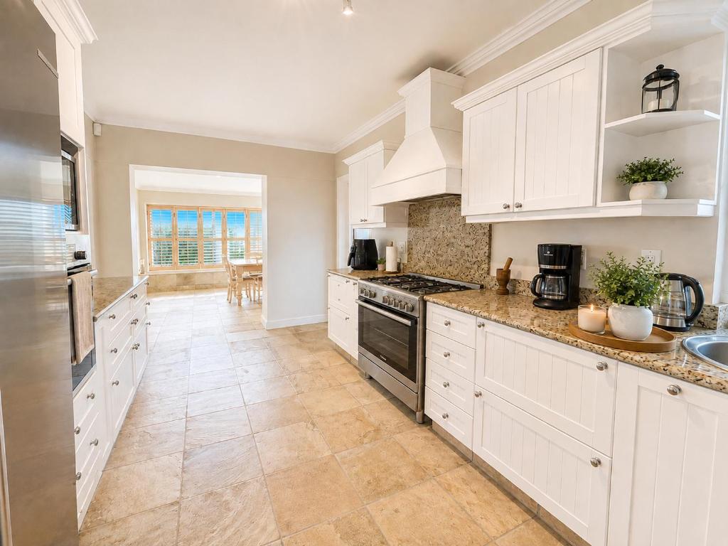 Kitchen and breakfast area at Tremezzo Plett