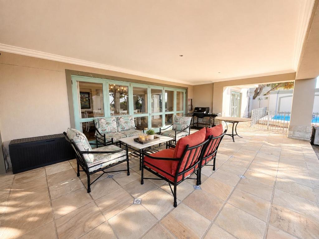 Covered dining patio at Tremezzo Plett
