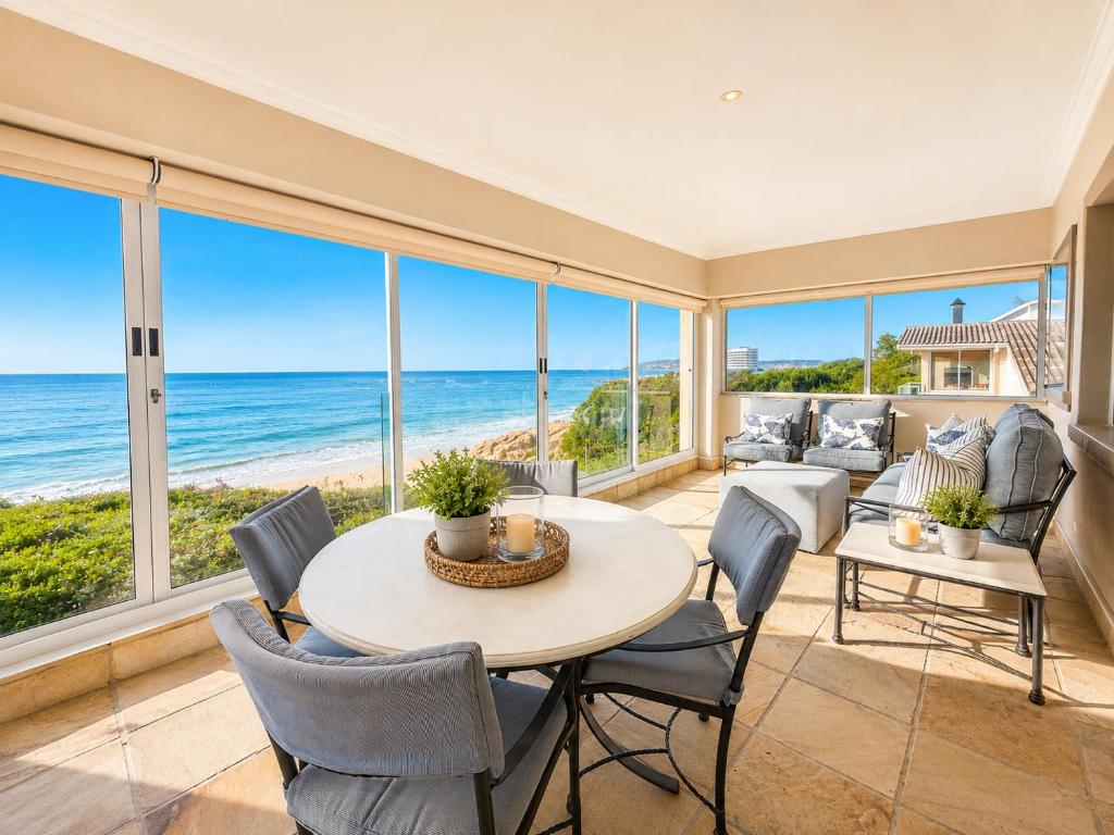 Enclosed sea-view lounge at Tremezzo Plett
