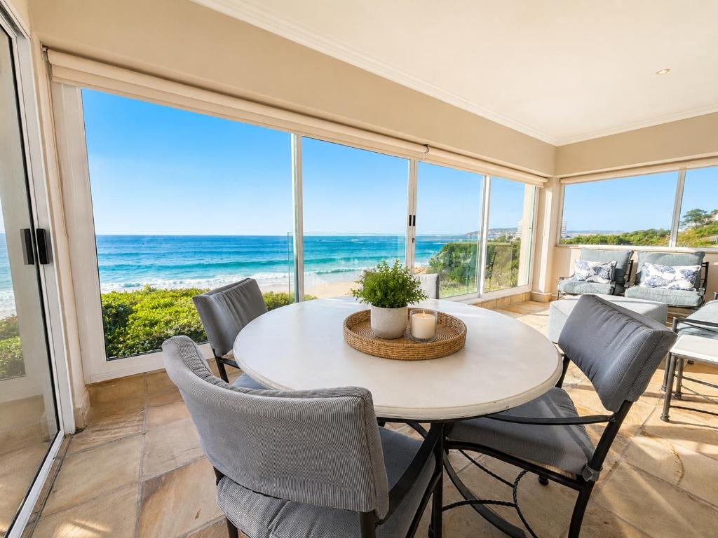 Sea-view sitting room at Tremezzo Plett