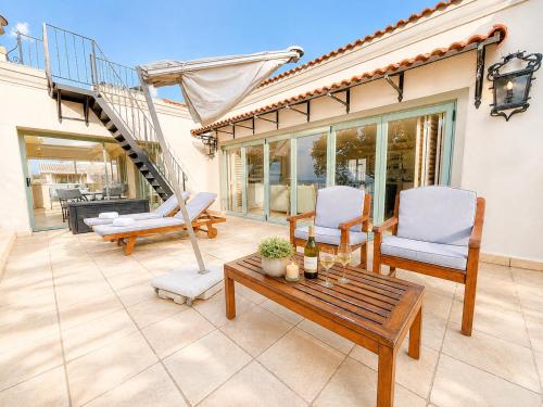 Outdoor lounge patio at Tremezzo Plett